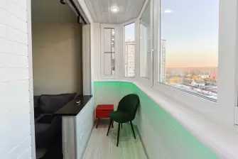 Обшивка эркерного балкона рейками с утеплением