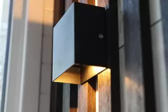 Обшивка эркерного балкона рейками с утеплением