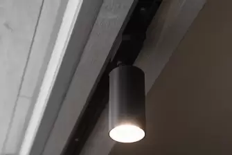 Обшивка эркерного балкона рейками с утеплением