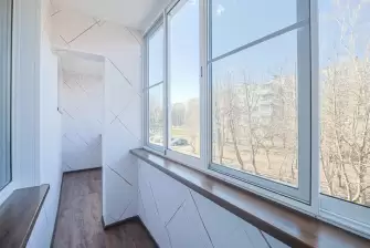 Обшивка прямой лоджии пластиковыми панелями