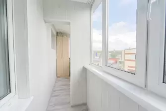 Двойная лоджия с ригелем и окном в подъезд