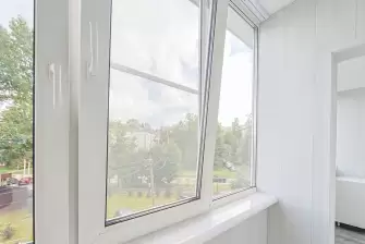 Двойная лоджия с ригелем и окном в подъезд