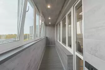 Балкон с отделкой ламинатом и полом из террасной доски