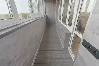 Балкон с отделкой ламинатом и полом из террасной доски