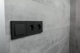 Балкон с отделкой ламинатом и полом из террасной доски