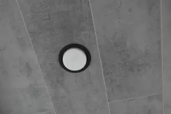 Балкон с отделкой ламинатом и полом из террасной доски