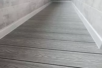 Балкон с отделкой ламинатом и полом из террасной доски