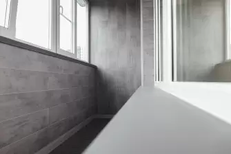 Балкон с отделкой ламинатом и полом из террасной доски