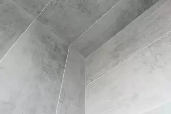 Балкон с отделкой ламинатом и полом из террасной доски