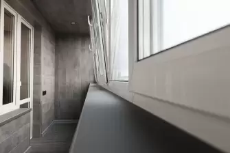 Балкон с отделкой ламинатом и полом из террасной доски