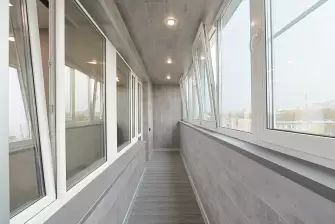 Балкон с отделкой ламинатом и полом из террасной доски