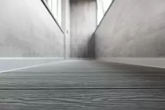 Балкон с отделкой ламинатом и полом из террасной доски