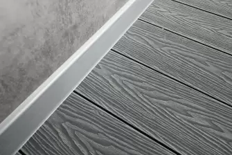 Балкон с отделкой ламинатом и полом из террасной доски