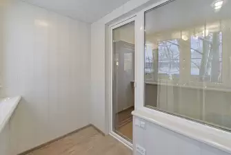 Тёплый балкон с отделкой ламинатом