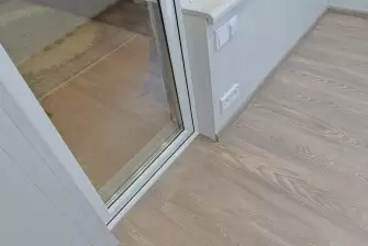 Тёплый балкон с отделкой ламинатом