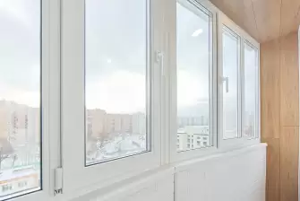 Балкон под ключ с тёплым остеклением Rehau и отделкой ламинат+стеновой паркет