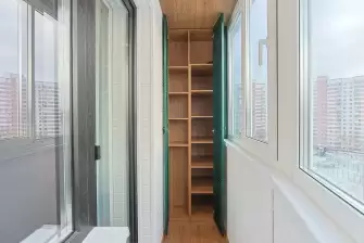 Балкон под ключ с тёплым остеклением Rehau и отделкой ламинат+стеновой паркет