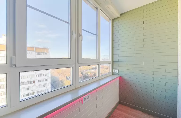 Отделка стеновым паркетом балкона с остеклением