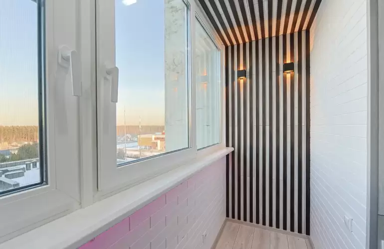 Обшивка эркерного балкона рейками с утеплением