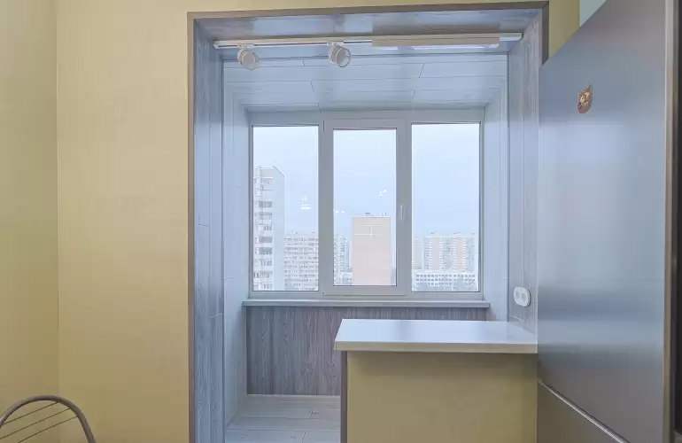 Объединение кухни с балконом: отделка ламинатом под ключ