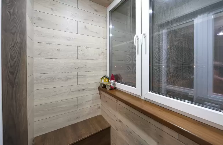 Отделка балкона ламинатом с откосами под 45 градусов