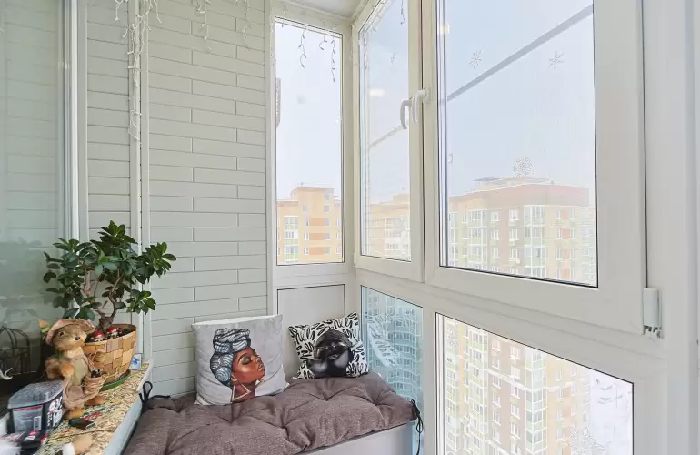 Отделка балкона под ключ с панорамным остеклением