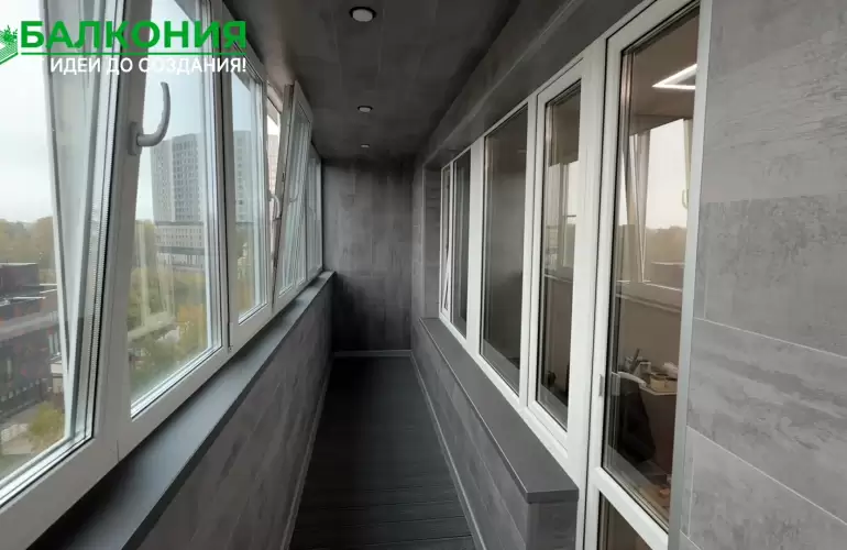 Балкон с отделкой ламинатом и полом из террасной доски