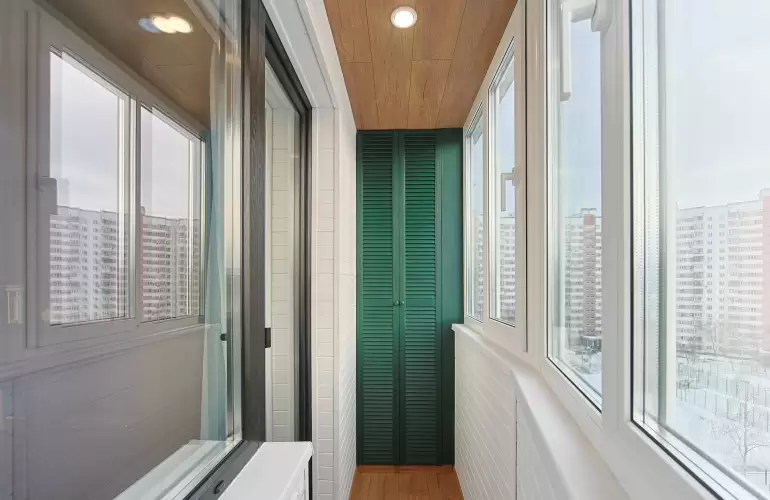 Балкон под ключ с тёплым остеклением Rehau и отделкой ламинат+стеновой паркет