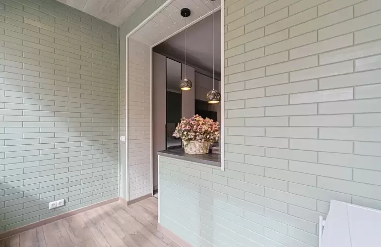 Комбинированная обшивка балкона в Москве