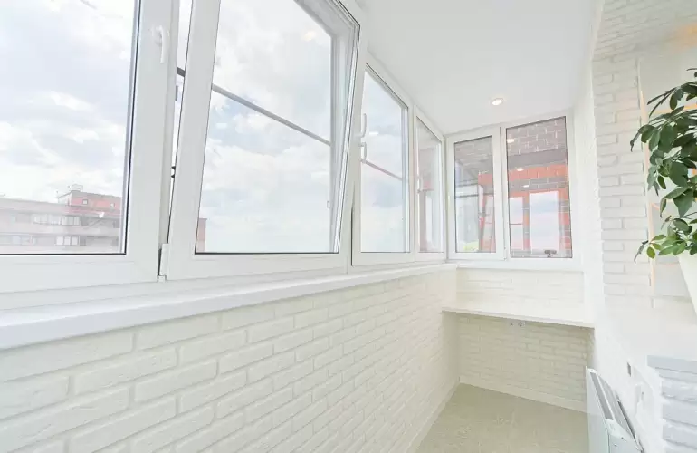 Облицовка П-образного балкона искусственным камнем с утеплением