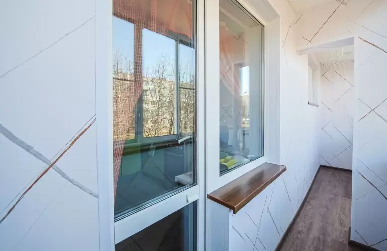 Обшивка прямой лоджии пластиковыми панелями